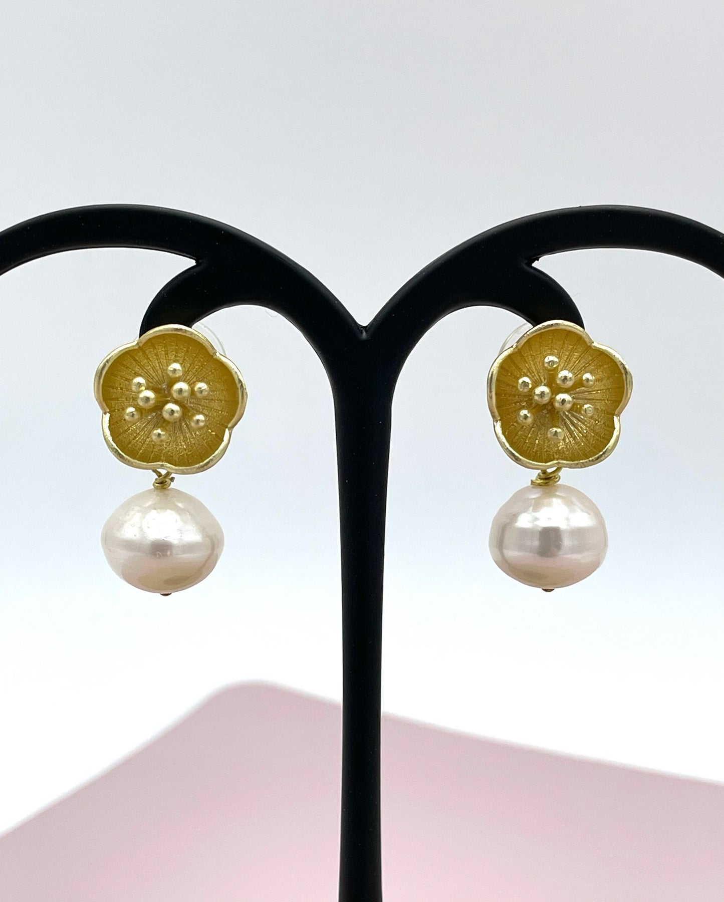 Perlenohrringe, Ohrringe mit Perle, goldene Ohrringe, elegante Ohrringe, schöne Ohrringe, Blumenohrringe