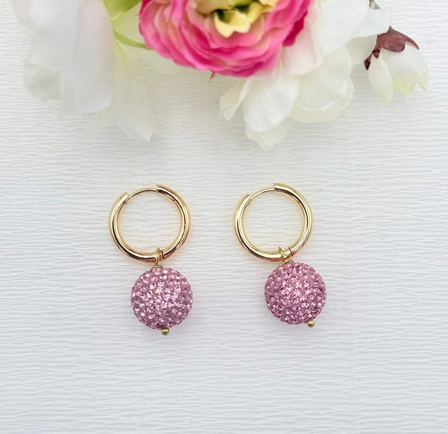 rosa Ohrringe, Ohrringe rosa, Ohrringe mit Glitzerkugel, goldene Ohrringe, Glitzer Ohrringe, Ohrringe glitzer, Modeschmuck Ohrringe, hochwertiger Modeschmuck, Onlineshop Ohrringe, Creole mit Anhänger, Creolen mit Glitzerkugel