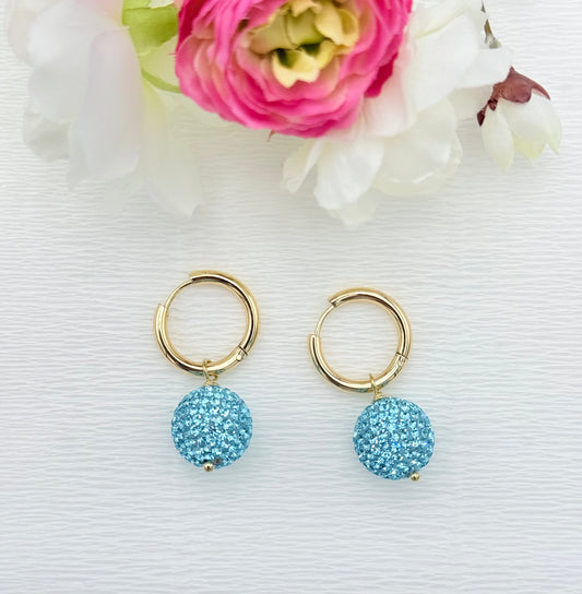 hellblaue Ohrringe, Ohrringe hellblau, Ohrringe mit Glitzerkugel, goldene Ohrringe, Glitzer Ohrringe, Ohrringe glitzer, Modeschmuck Ohrringe, hochwertiger Modeschmuck, Onlineshop Ohrringe, Creole mit Anhänger, Creolen mit Glitzerkugel