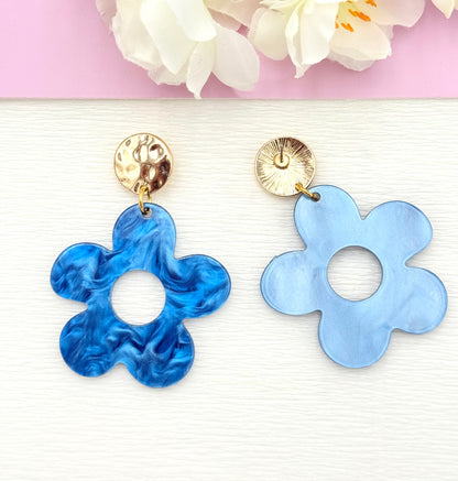 Blaue Ohrringe, Ohrringe blau, Ohrringe mit Anhänger, Blumenohrringe, Ohrringe mit Blume, Modeschmuck Ohrringe, hochwertiger Modeschmuck, Onlineshop Ohrringe, Statementohrringe, klassische Ohrringe, Julilein Ohrringe, leichte Ohrring