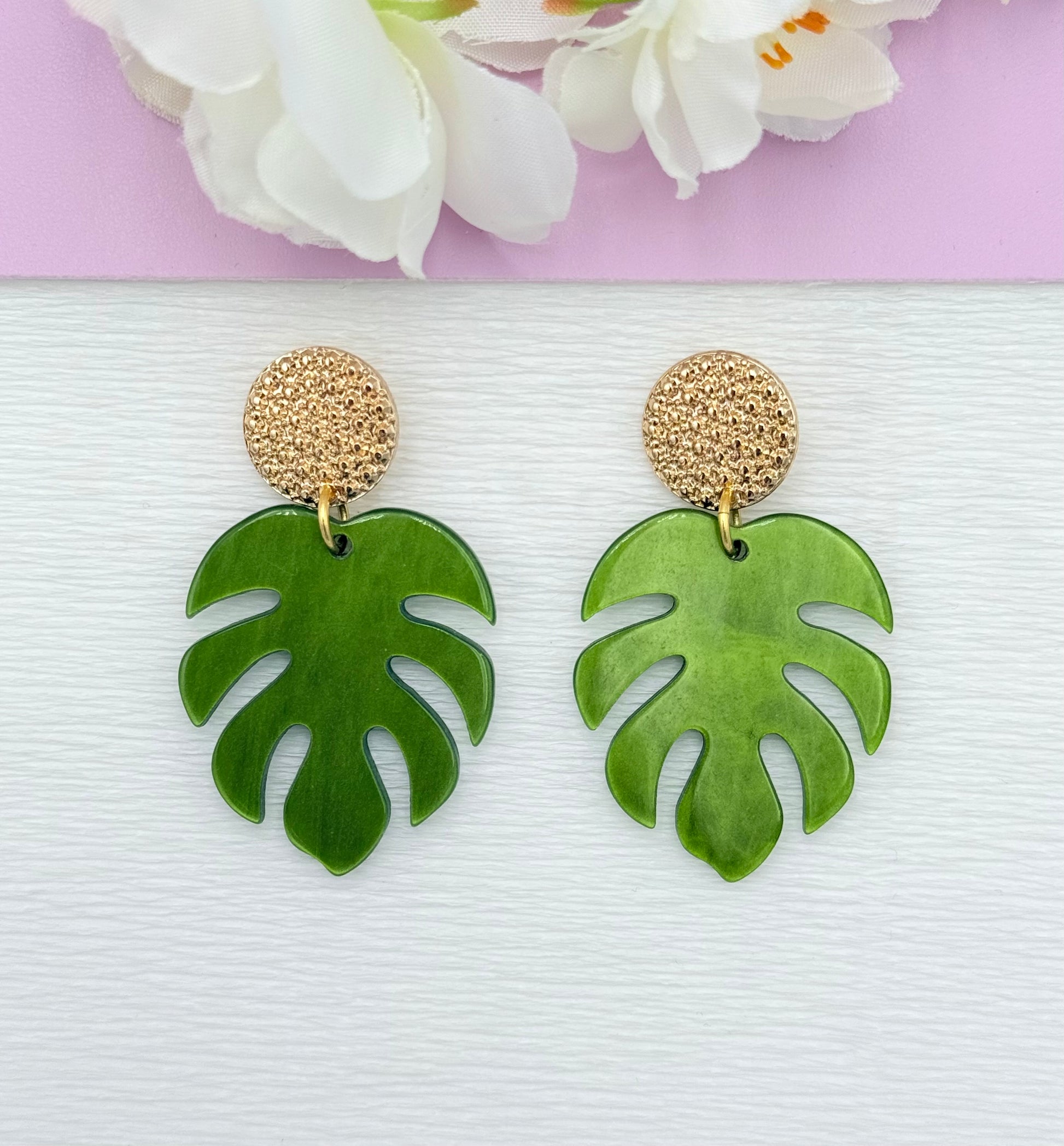 grüne Ohrringe, Ohrringe grün, Ohrringe mit Blatt, Blattohrringe, Blatt Ohrringe, Ohrringe mit Anhänger, Modeschmuck Ohrringe, hochwertiger Modeschmuck, Onlineshop Ohrringe, Statementohrringe, klassische Ohrringe, Julilein Ohrringe, leichte Ohrring